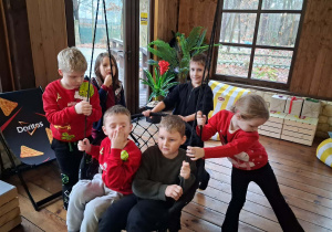 Dzieci bawią się na sali zabaw.