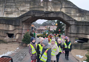 Wyjście na teren parku, przejście na zjeżdzalnie.