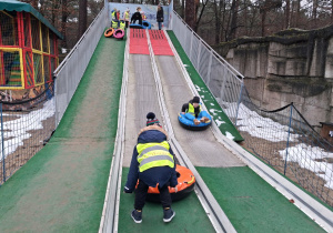 Zjazdy na pontonach ze zjeżdżalni.