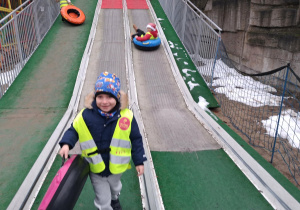 Zjazdy na pontonach ze zjeżdżalni.