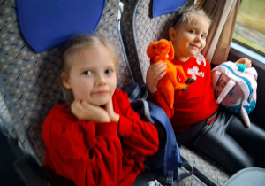 Powrót do przedszkola. Dzieci siedzą w autokarze.