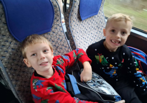 Powrót do przedszkola. Dzieci siedzą w autokarze.