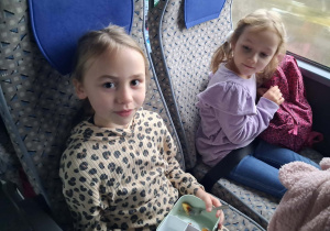 Powrót do przedszkola. Dzieci siedzą w autokarze.