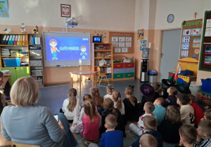 Dzieci oglądają film edukacyjny na temat andrzejek.