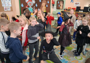 Zabawa taneczna na dywanie.