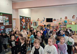 Zabawa taneczna na dywanie.