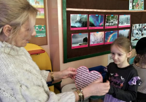 Wróżby andrzejkowe - przebijanie serca pinezką i sprawdzanie kim będę w przyszłości.