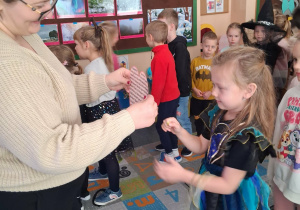 Wróżby andrzejkowe - przebijanie serca pinezką i sprawdzanie kim będę w przyszłości.