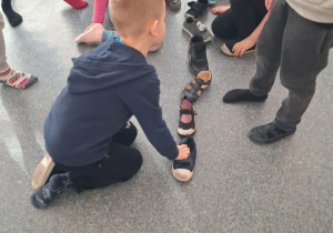 Kolejna wróżba andrzejkowa - układanie butów, kto pierwszy wyjdzie za mąż/ ożeni się.