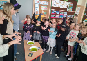 Tworzenie mikstury zielonej. Wypowiadanie zaklęcia magicznego.