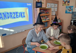 Nauczycielki nalewają miksturę zieloną do spróbowania.