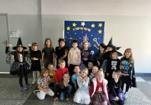 Zdjęcie grupowe przy dekoracji andrzejkowej.