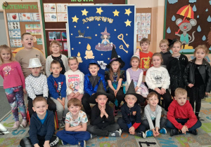 Zdjęcie grupowe przy dekoracji andrzejkowej.