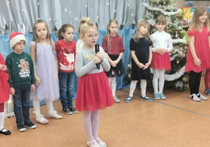 Dzieci prezentują wierszyki