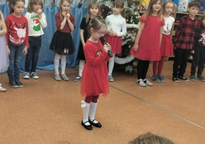 Dzieci prezentują wierszyki