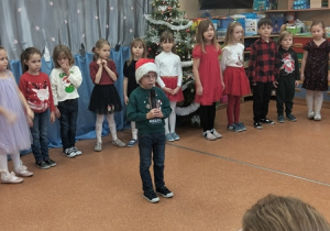 Dzieci prezentują wierszyki