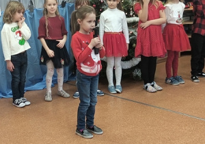 Dzieci prezentują wierszyki