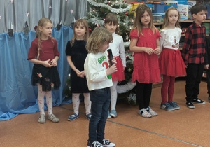 Dzieci prezentują wierszyki