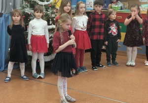 Dzieci prezentują wierszyki