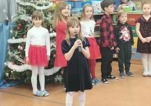 Dzieci prezentują wierszyki