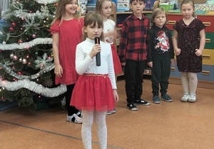 Dzieci prezentują wierszyki