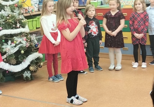 Dzieci prezentują wierszyki