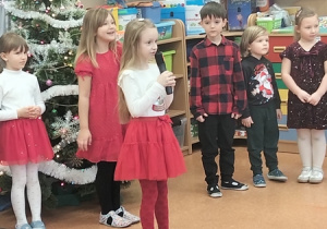 Dzieci prezentują wierszyki