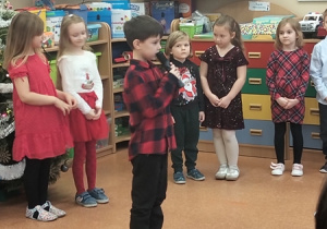 Dzieci prezentują wierszyki