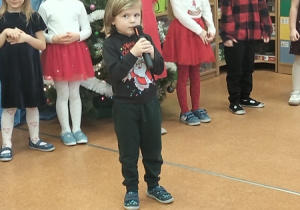 Dzieci prezentują wierszyki