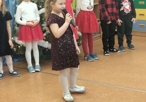 Dzieci prezentują wierszyki