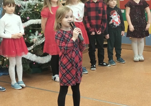 Dzieci prezentują wierszyki