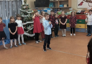 Dzieci prezentują wierszyki