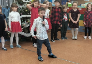 Dzieci prezentują wierszyki