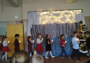 Dzieci tańczą z lampionami