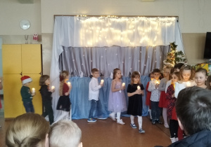 Dzieci tańczą z lampionami