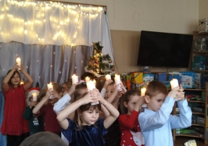 Dzieci tańczą z lampionami