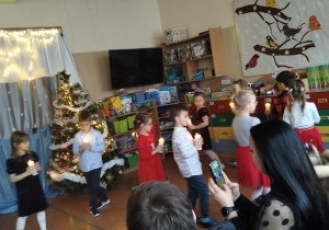 Dzieci tańczą z lampionami