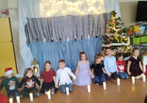 Dzieci tańczą z lampionami