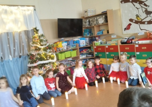 Dzieci tańczą z lampionami