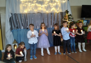 Dzieci tańczą z lampionami