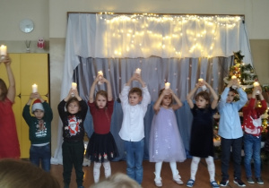 Dzieci tańczą z lampionami