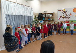 Dzieci śpiewają piosenki