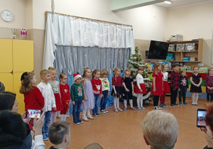 Dzieci śpiewają piosenki