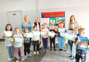 Grupowa fotografia uczestników konkursu wraz z nauczycielami