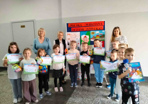 Grupowa fotografia uczestników konkursu wraz z nauczycielami