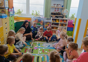 Dzieci losują warzywa za pomocą packi na muchy, następnie wykonują ćwiczenia artkulacyjne