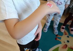 Próba zdmuchnięcia listka z dłoni nosem