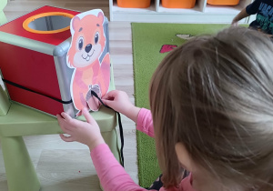 Zabawa artykulacyjna "Karmienie wiewiórki"