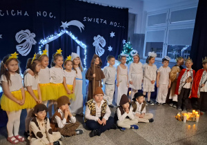 Grupa występujących dzieci na tle dekoracji