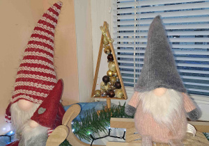 Dekoracje świąteczne na parapetach